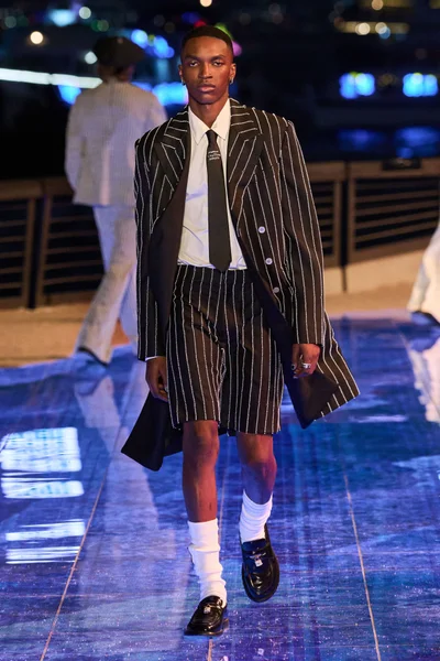 Look 10